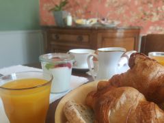 Le matin, profitez de notre petit-déjeuner apprécié dans le jardin ou lorsqu'il fait trop froid dans l'élégante salle à manger.
