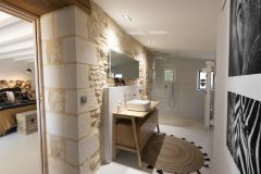 Chambre ETOSHA - grande salle de bains avec douche à l'italienne et pierres apparentes.